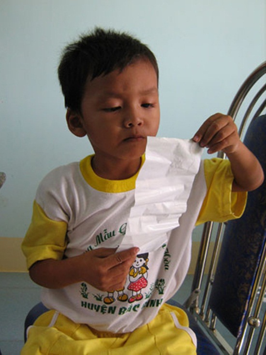 B&igrave;nh Thuận: Cậu b&eacute; vừa biết n&oacute;i đ&atilde; đọc 3 thứ tiếng 1