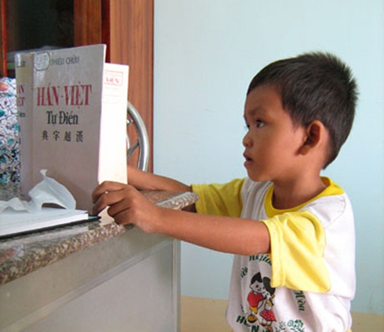 B&igrave;nh Thuận: Cậu b&eacute; vừa biết n&oacute;i đ&atilde; đọc 3 thứ tiếng 2
