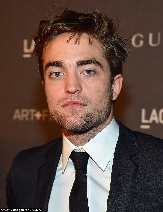 Robert Pattinson lẻ bóng trên thảm đỏ 2