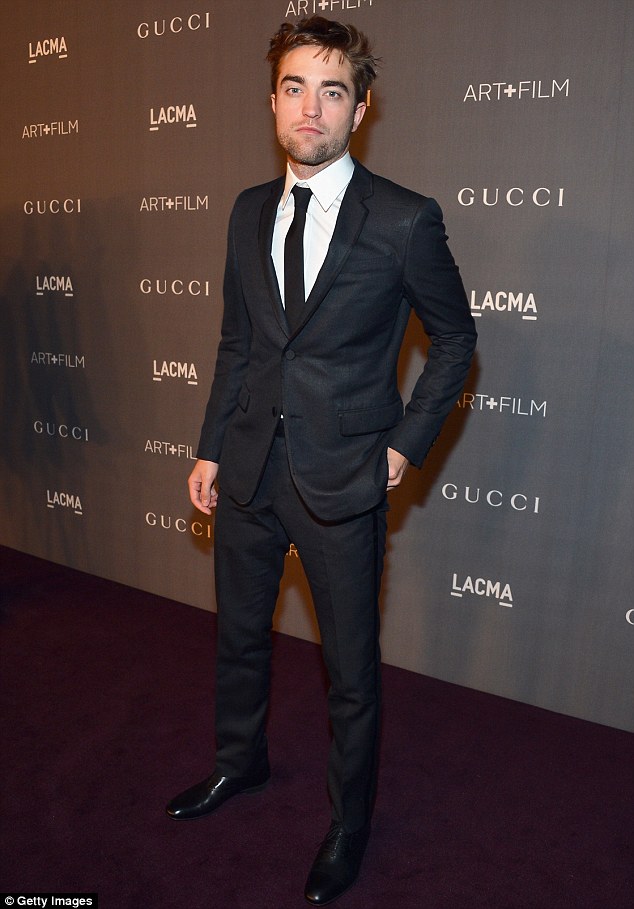 Robert Pattinson lẻ bóng trên thảm đỏ 1 Robert Pattinson lẻ bóng trên thảm đỏ 1
