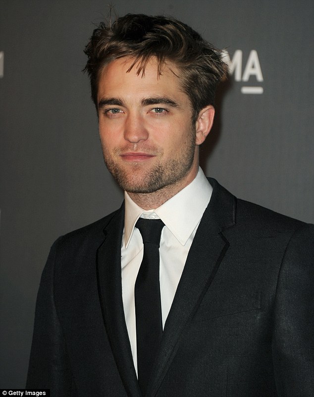 Robert Pattinson lẻ bóng trên thảm đỏ 4