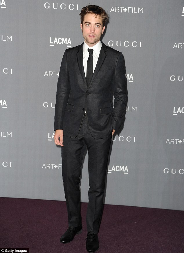 Robert Pattinson lẻ bóng trên thảm đỏ 3 Robert Pattinson lẻ bóng trên thảm đỏ 3