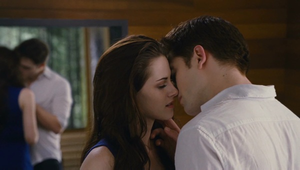 Bella - Edward nồng nàn hôn nhau liên tục  2