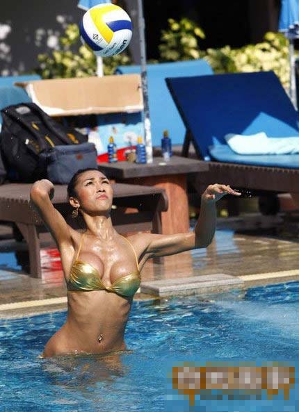 Hoa hậu chuyển giới Th&aacute;i diện bikini chơi b&oacute;ng chuyền nước  2