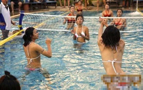 Hoa hậu chuyển giới Thái diện bikini chơi bóng chuyền nước  8
