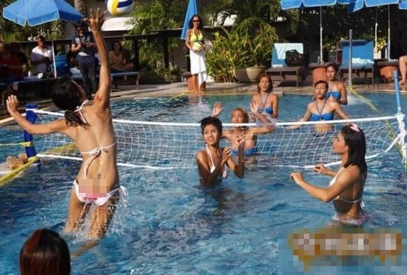 Hoa hậu chuyển giới Th&aacute;i diện bikini chơi b&oacute;ng chuyền nước  4