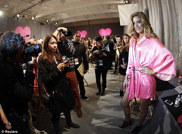 Cận cảnh hậu trường show diễn Victoria's Secret  20