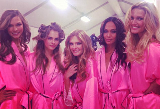 Cận cảnh hậu trường show diễn Victoria's Secret  12