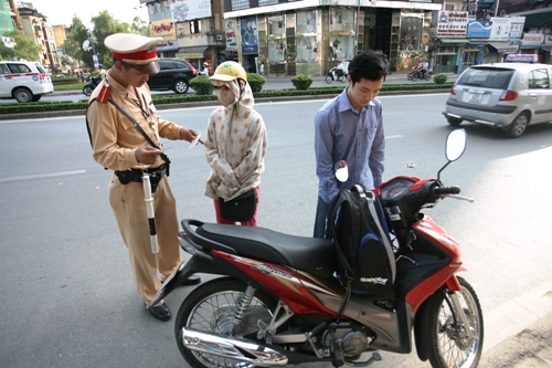 Xung quanh quy định phạt chủ xe kh&ocirc;ng sang t&ecirc;n đổi chủ 1