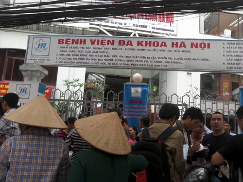 Bệnh viện Đa khoa Hà Nội bị vây kín vì bệnh nhân chết lâm sàng 1