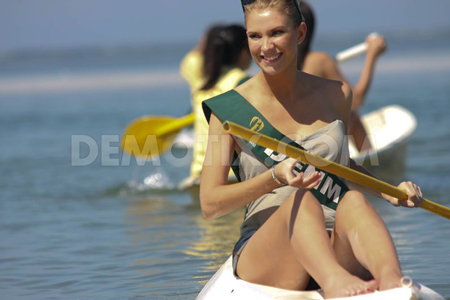 Người đẹp Hoa hậu Tr&aacute;i đất khoe d&aacute;ng với nắng gi&oacute; 2