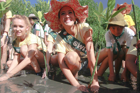 Người đẹp Hoa hậu Tr&aacute;i đất khoe d&aacute;ng với nắng gi&oacute; 13