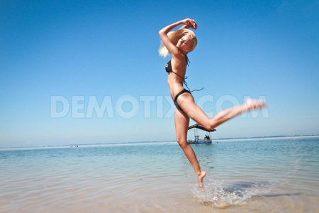 Người đẹp Hoa hậu Tr&aacute;i đất khoe d&aacute;ng với nắng gi&oacute; 8