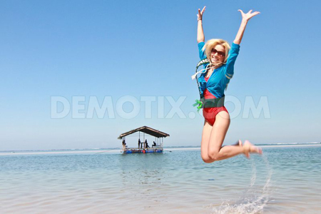 Người đẹp Hoa hậu Tr&aacute;i đất khoe d&aacute;ng với nắng gi&oacute; 9