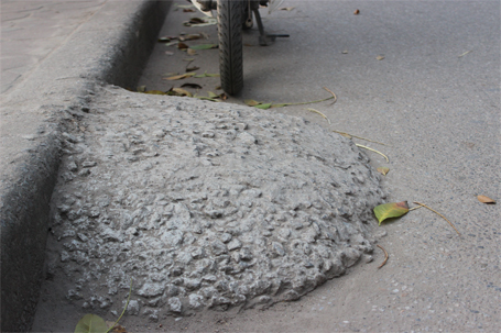 Khối bê tông nằm chềnh ềnh trên mặt đường