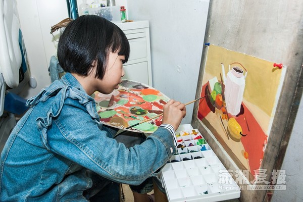 Một em bé 8 tuổi vẽ tranh và kiếm tiền từ đó. Nếu bạn có đam mê vẽ tranh và thực sự quan tâm đến việc kiếm tiền, hãy tiếp tục kết nối với cộng đồng vẽ tranh để giúp cho các bức tranh của bạn nhận được sự chú ý nhiều hơn. Bạn sẽ được thưởng thức niềm đam mê của mình và kiếm tiền.