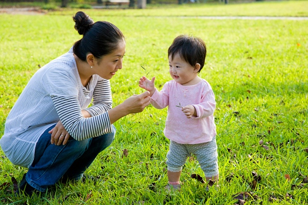 14 tháng tuổi: Bé biết... suy nghĩ