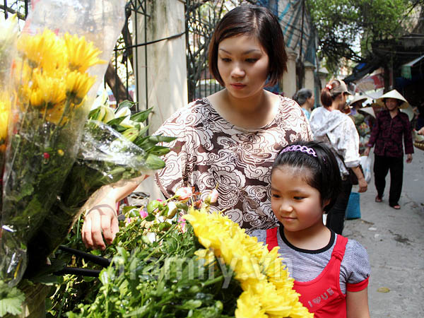 Một ngày theo chân mẹ đi sắm lễ Vu Lan