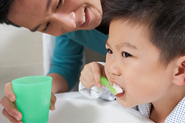 5 thói quen xấu có hại cho răng của bé