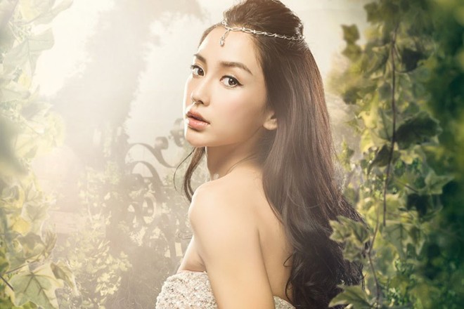 Angelababy tên thật là Dương Dĩnh, sinh ngày 28/2/1989 tại Thượng Hải. Cô bước vào làng giải trí từ năm 2009 với tác phẩm điện ảnh đầu tay Hot Summer Dáys. Năm 2012, Angelababy đoạt giải “Nữ diễn viên được công chúng quan tâm nhất” với bộ phim The First time tại Chinese Film Media Awards lần thứ 13.