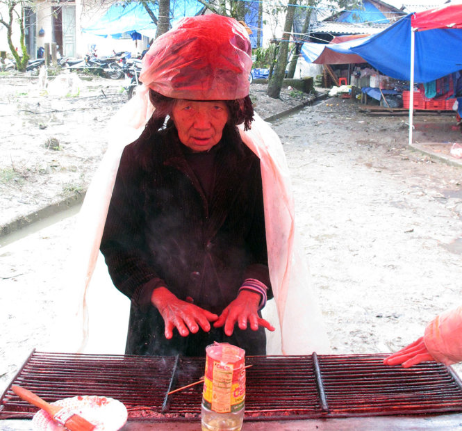 Cụ già đi chợ tranh thủ sưới ấm