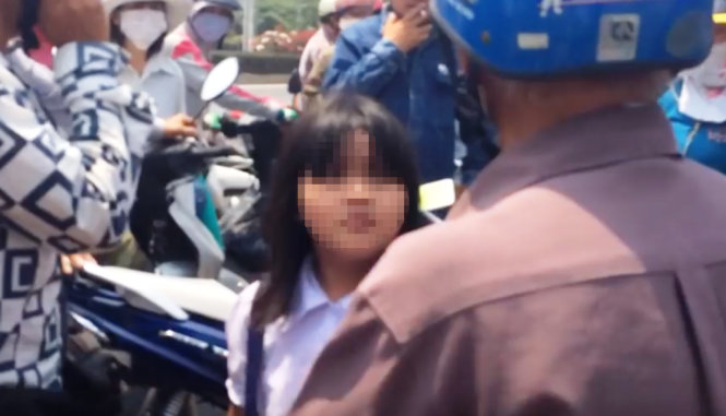 Bé gái bị người lạ bỏ rơi tại một cánh đồng huyện Củ Chi - Ảnh cắt từ video