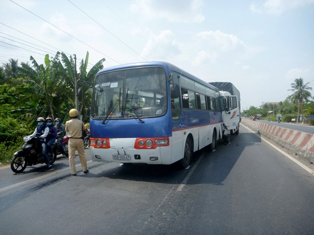 xe tai tong xe khach tren quoc lo, nhieu nguoi nhap vien hinh anh 1