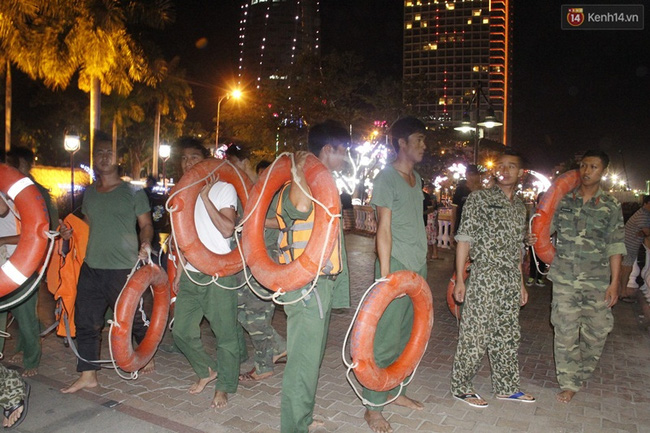 Chìm tàu chở khách du lịch trên sông Hàn, cứu sống 43 người, 4 người mất tích trong đó có 2 trẻ nhỏ - Ảnh 5.