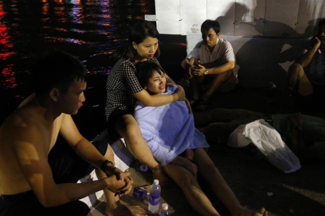 Chìm tàu chở khách du lịch trên sông Hàn, cứu sống 43 người, 4 người mất tích trong đó có 2 trẻ nhỏ - Ảnh 16.