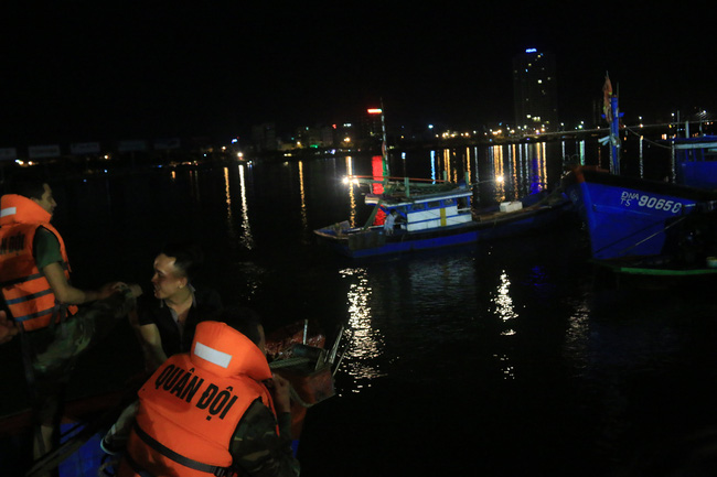 Trắng đêm tìm kiếm nạn nhân mất tích trong vụ lật tàu chui giữa sông Hàn - Ảnh 5.