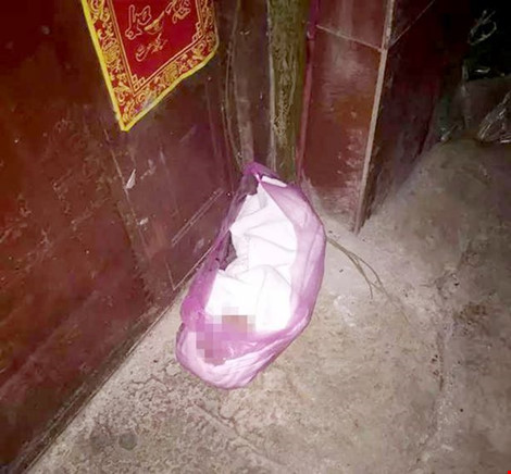 bà mẹ Trung Quốc bỏ con trong túi nilon