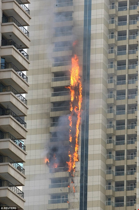 tòa tháp 75 tầng bốc cháy ở Dubai