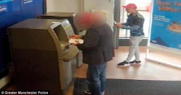 Cô gái trẻ hồn vía lên mây khi bị cướp xồ vào uy hiếp tại cây ATM - Ảnh 10.