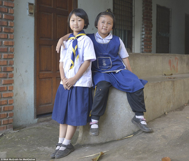 Hai cô bé Thái Lan trong bức ảnh trộm nhí gây bão mạng Cháu không ăn trộm đồng hồ của cô chú - Ảnh 1.