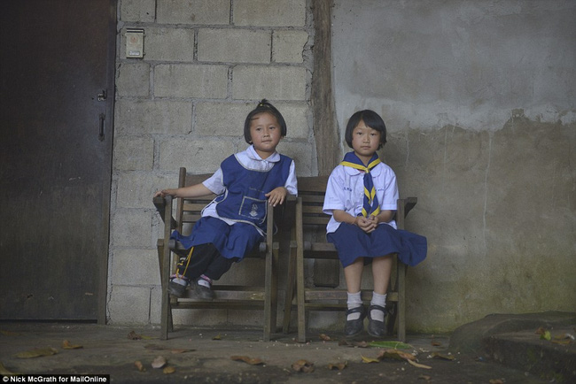 Hai cô bé Thái Lan trong bức ảnh trộm nhí gây bão mạng Cháu không ăn trộm đồng hồ của cô chú - Ảnh 5.
