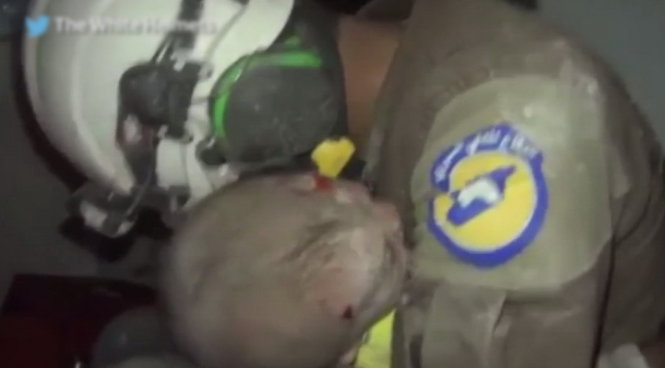Anh nhân viên cứu hộ bật khóc khi ôm chặt em bé - Ảnh chụp từ clip