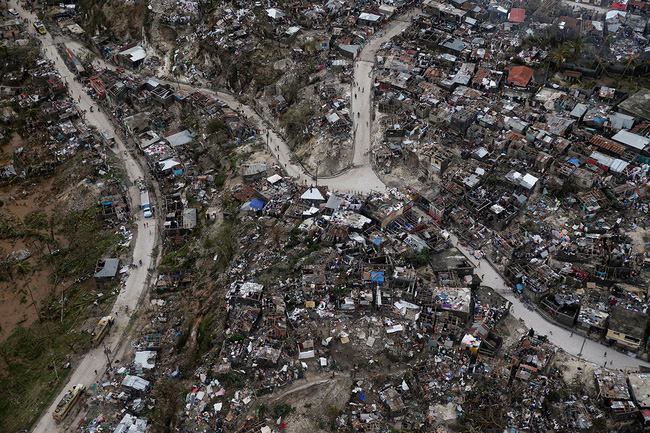 Khung cảnh hoang tàn đáng sợ sau khi bão mặt quỷ Matthew càn quét Haiti - Ảnh 1.