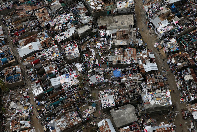 Khung cảnh hoang tàn đáng sợ sau khi bão mặt quỷ Matthew càn quét Haiti - Ảnh 3.