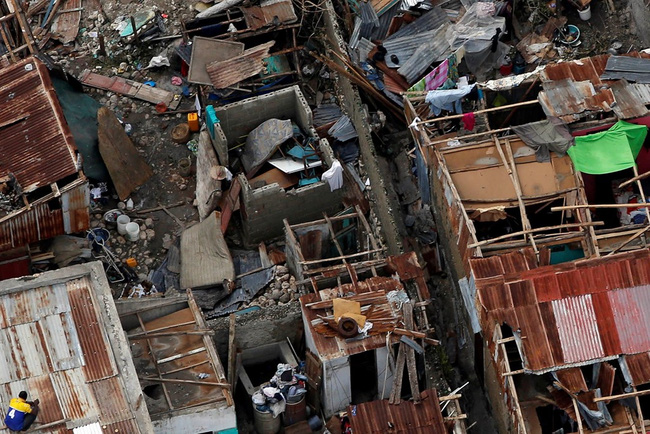 Khung cảnh hoang tàn đáng sợ sau khi bão mặt quỷ Matthew càn quét Haiti - Ảnh 4.