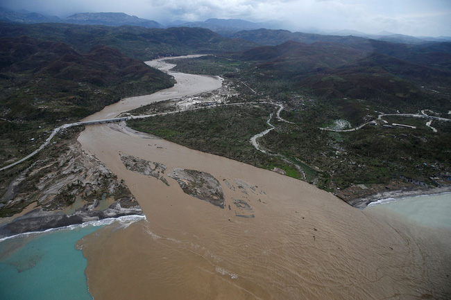 Khung cảnh hoang tàn đáng sợ sau khi bão mặt quỷ Matthew càn quét Haiti - Ảnh 5.