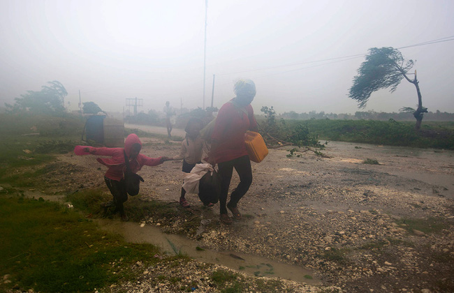 Khung cảnh hoang tàn đáng sợ sau khi bão mặt quỷ Matthew càn quét Haiti - Ảnh 6.