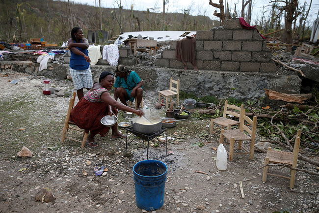Khung cảnh hoang tàn đáng sợ sau khi bão mặt quỷ Matthew càn quét Haiti - Ảnh 7.