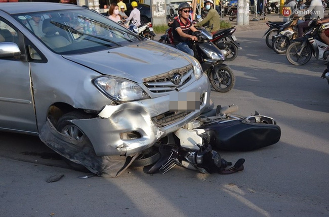 Người phụ nữ bị kẹt tay dưới xe ô tô điên ở trên đường phố Sài Gòn - Ảnh 1.