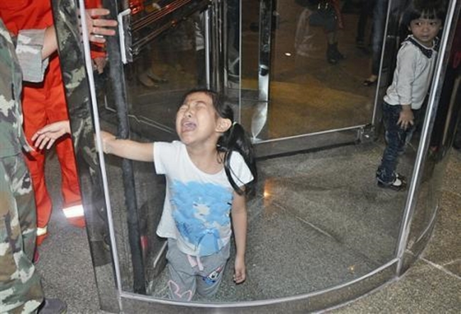 Hoảng hồn trước những chiếc cửa xoay tử thần với lũ trẻ nghịch ngợm ở Trung Quốc - Ảnh 7.