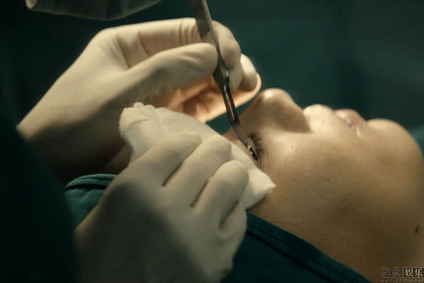 “Bác sĩ” Phùng Thiệu Phong làm phẫu thuật nâng ngực