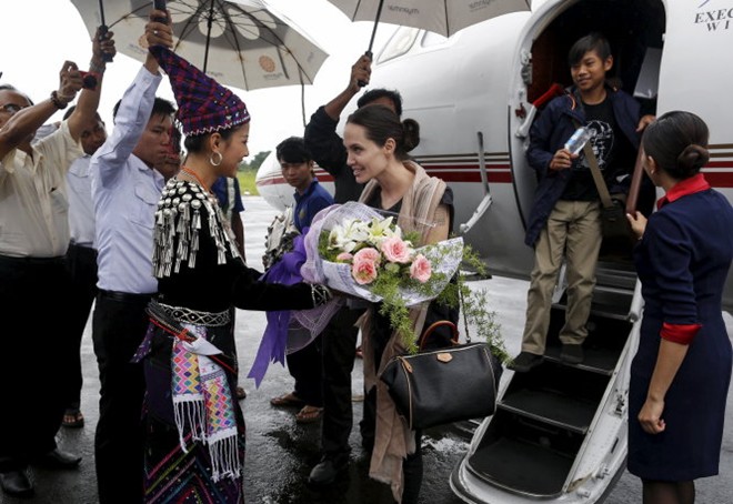 Nữ diễn viên Angelina Jolie Pitt cùng con trai Maddox tới thăm Myanmar vào tháng 7/2005. Ảnh: Reuters