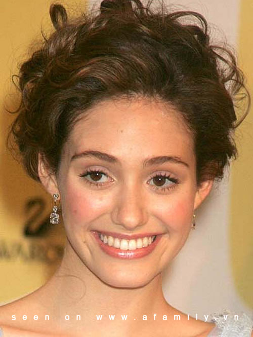 Biến Hoa Với Kiểu Toc Lượn Song Dịu Dang Như Emmy Rossum