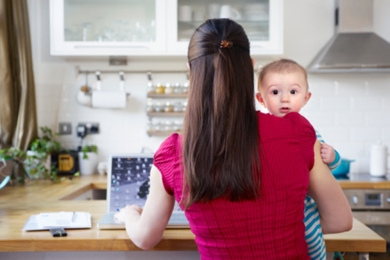 Cai bé bám mẹ không hề khó! 1