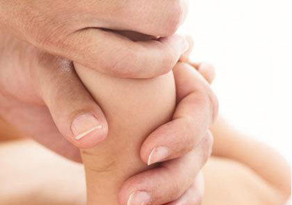 Mách mẹ 6 cách massage giúp bé thư giãn 5