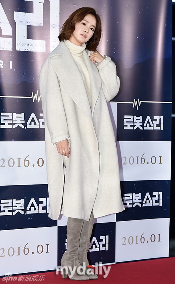 Chiều tối ngày 25/1, bộ phim điện ảnh Sori: Voice from the Heart đã tổ chức buổi chiếu VIP  ra mắt. Sự kiện này có sự góp mặt của rất nhiều ngôi sao nổi tiếng trong Kbiz. Tuy nhiên, người đẹp Kim Tae Hee vẫn xuất hiện nổi bật và thu hút sự chú ý của báo giới nhất.